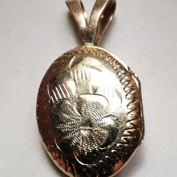 1985 14K Gold Oval Locket Pendant Diamond-Cut Floral TC Hallmark 2cm - Picture 11 of 15